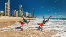 Niños jugando en la Gold Coast, Australia