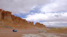 Furgoneta en los Monjes de la Pacana, Desierto de Atacama, Chile