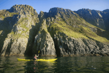Kayak por las aguas de Donegal.
