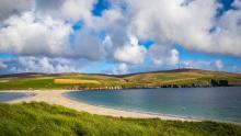 Una playa a la entera disposición del viajero en las remotas y bellas Shetland, Esocia, Gran Bretaña