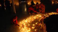 Encendiendo las velas del Diwali, India