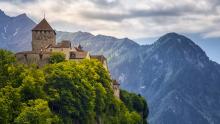 La pequeña capital de Liechtenstein, Vaduz, está presidida por un castillo del s. XII, el Schloss Vaduz