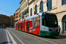 Pasajeros subiendo a un tranvía en Roma, donde el transporte público incluye metro, autobús y tranvía.