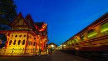 Tren nocturno a su paso por Hua Hin, Tailandia. Viaje sostenible Lonely Planet