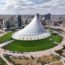 Vista del Khan Shatyr Entertainment Center en Astana, Kazajistán. 