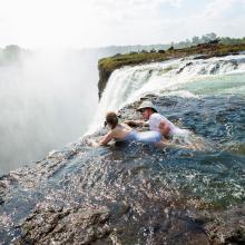 Hombre y niña en la Devil's Pool, cataratas Victoria