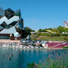 El Kinemax y el Pabellón de Futuroscope son dos de los espectaculares edificios levantados en el parque