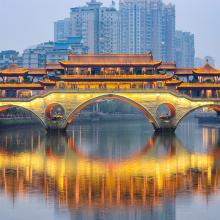 El puente Anshun sobre el río Jin, Chengdú, China