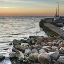 Puesta de sol en el puerto marino de Nida, Lituania