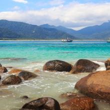 Una playa de Ilha Grande, Costa Verde, Brasil