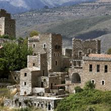 Localidad tradicional con torres de piedra en el Peloponeso, Grecia