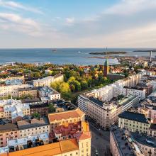 Hermoso paisaje urbano de verano de un dron. Helsinki. Finlandia