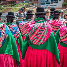 Cholitas vistiendo vestidos tradicionales 