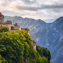 La pequeña capital de Liechtenstein, Vaduz, está presidida por un castillo del s. XII, el Schloss Vaduz