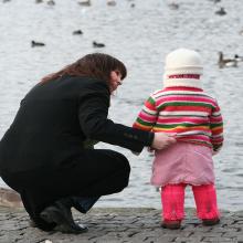 Madre y su hijo en el lago Tjorn ©Jonathan Smith/Lonely Plane