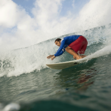 Surfeando las olas en Nicaragua. 