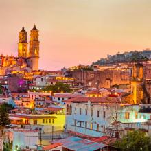 Ciudad de Taxco al atardecer, México. © Belikova Oksana/Shutterstock