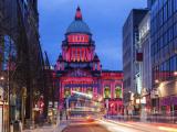 City Hall iluminado, Belfast, Irlanda del Norte