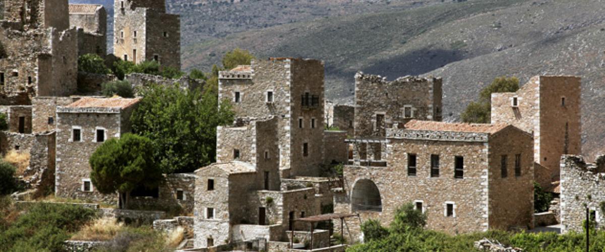 Localidad tradicional con torres de piedra en el Peloponeso, Grecia