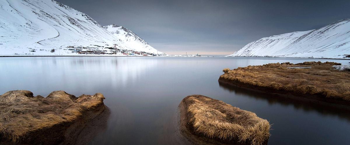 El espectacular y bello Siglufjörður es solo uno de los atractivos de la ruta por la Arctic Coast Way en Islandia