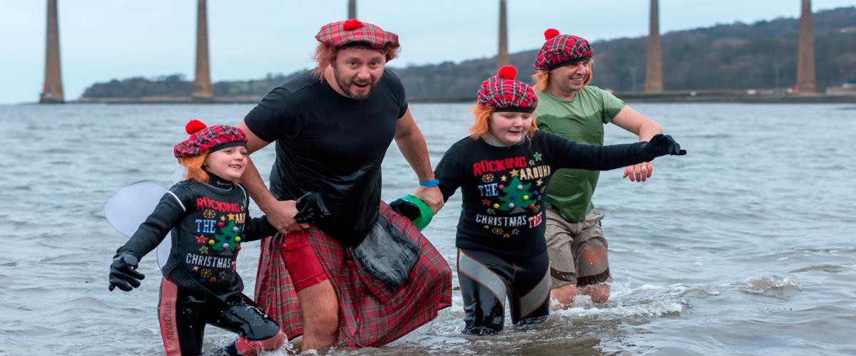 El día después del Hogmanay, los juerguistas de Edimburgo se curan la resaca con un baño helador de Año Nuevo en el Annual Loony Dook. 