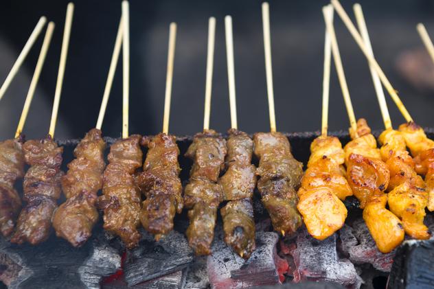 Satays a la parrilla. ©Kevin Miller/Getty Images