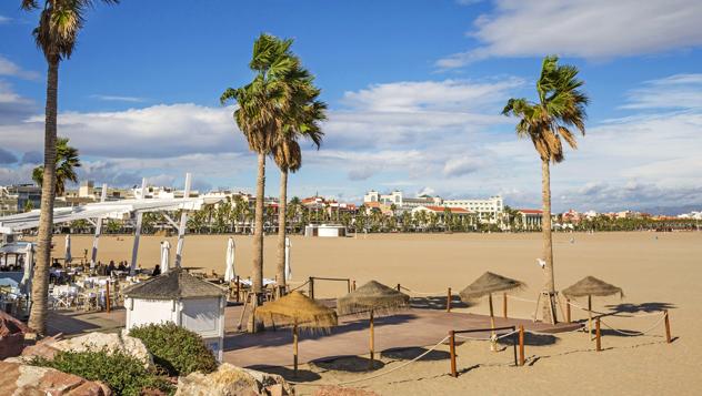 Playa de la Malvarrosa, Valencia, España © ELEPHOTOS - Shutterstock