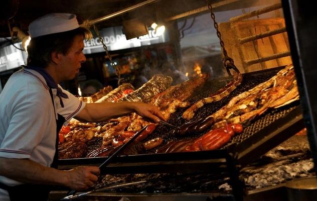 Preparación de un asado uruguayo.