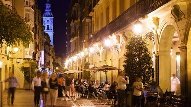 Vista de la calle Laurel con la Catedral de Logroño de Fondo