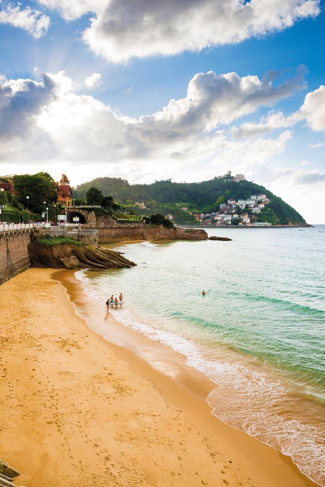 Playa de la Concha. Justin Folkes/Lonely Planet ©