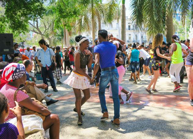 Lugareños y viajeros en La Habana, Cuba © Lesinka372 / Shutterstock