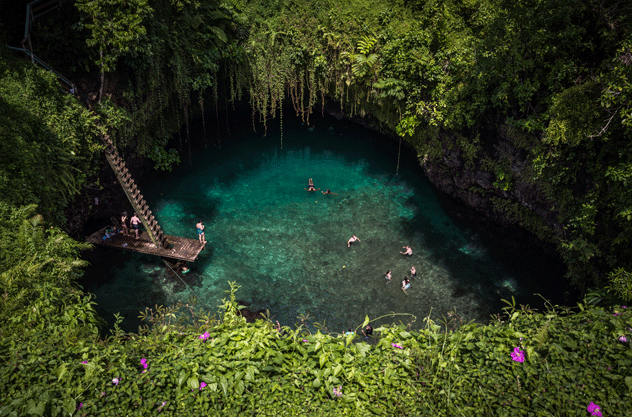 La fosa oceánica de To Sua está alimentada por un túnel de lava submarino. © Michael Runkel / robertharding / Getty Images