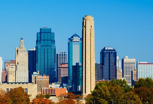 Edificios de Kansas City y el monumento Liberty Memorial. © Getty Images/iStockphoto