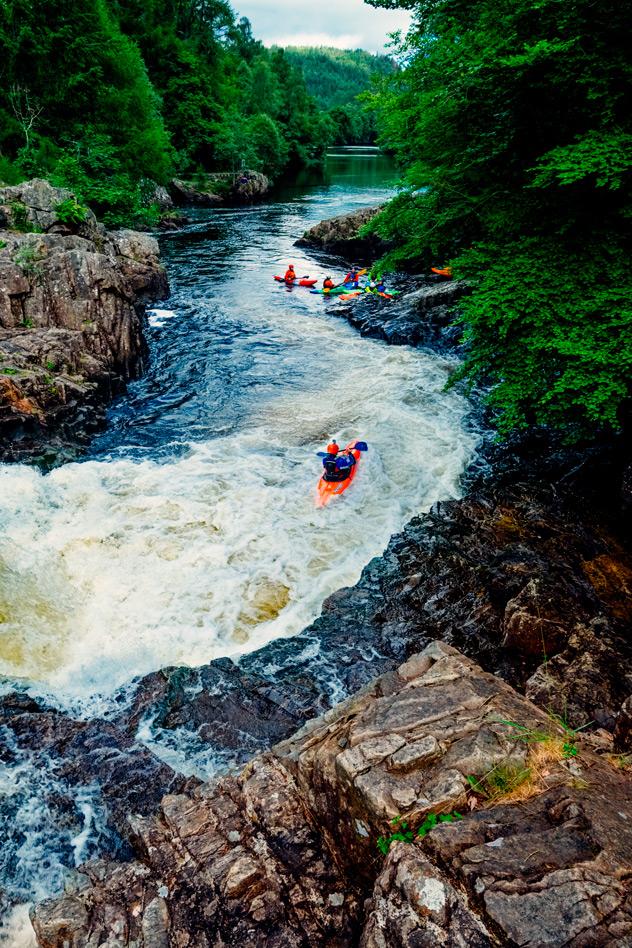 Rápidos en piragua, cerca de Pitlochry