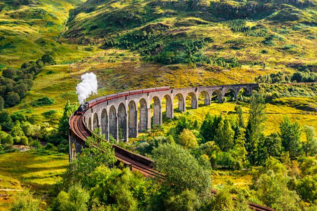 Tren de vapor Jacobite atravesando el viaducto Glenfinnan 