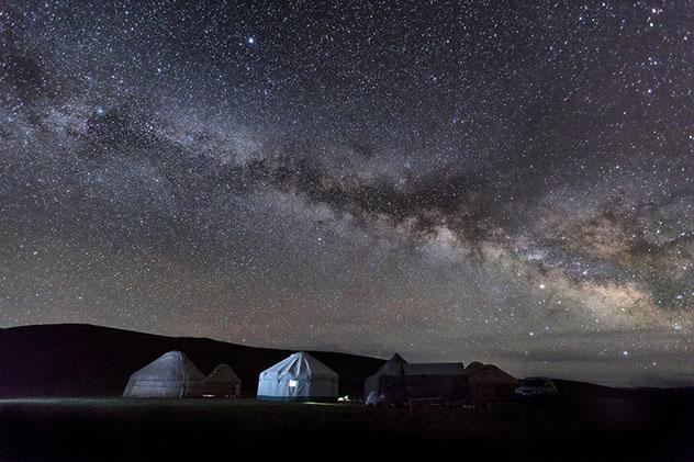 Un cielo sin contaminación lumínica en el valle Tuyuk Botomoymok, Kirguistán © MuratOzcelik / Shutterstock