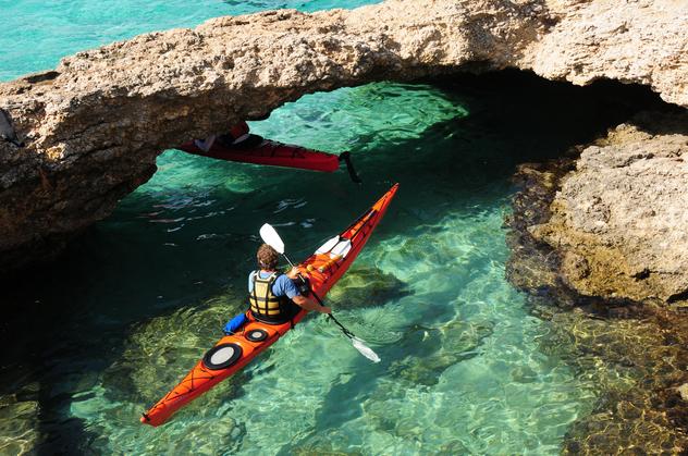 Remando cerca de la isla Comino, Malta. © Alan_Lagadu / Getty Images