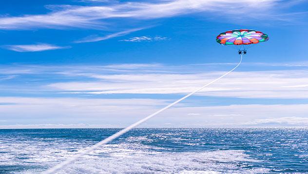 Parasailing sobre las islas de Langkawi