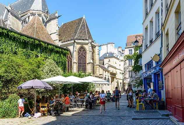 Tomar un café en París