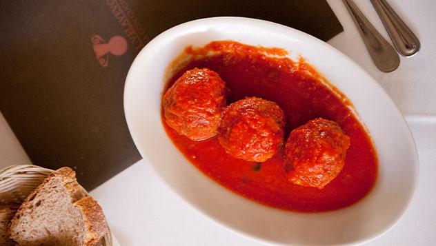 Albóndigas en salsa de tomate del restaurante Sora Margherita en Roma