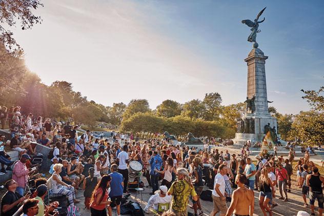 Círculo de tambores delante del monumento de George-Étienne Cartier. © Cagkan Sayin/Shutterstock