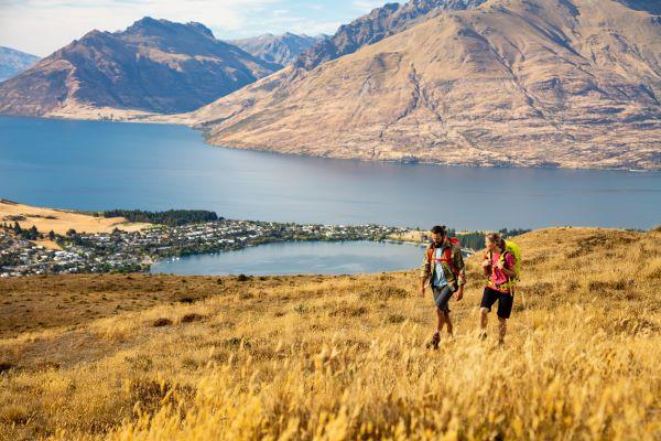 Pareja haciendo trekking en Wakatipu Otago, Nueva Zelanda