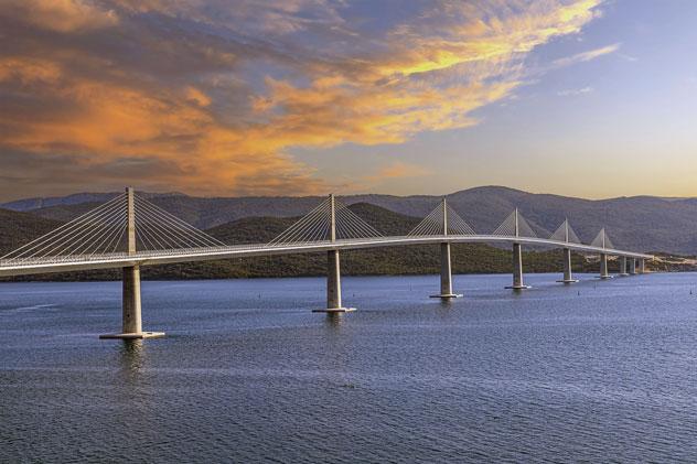 Puente Pelješac. © Florin Cnejevici/Shutterstock