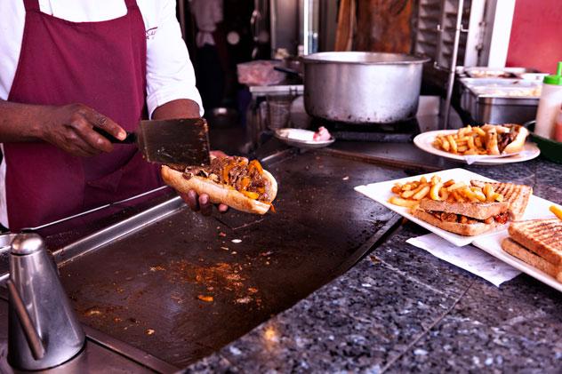 Restaurante en la calle en Nairobi. © Fresnel/Shutterstock