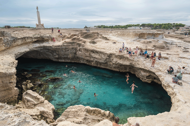 Descubre poesía en movimiento en la Grotta della Poesia de Italia. © Dziurek / Shutterstock