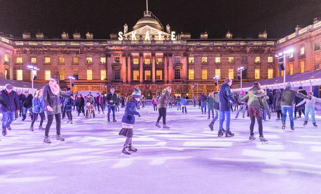 En la época navideña se abren pistas de hielo en toda la ciudad que funcionan hasta enero © Distinctive Shots / Shutterstock