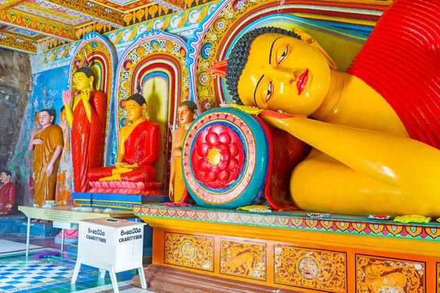 Estatuas de Buda en el templo Isurumuniya, Anuradhapura, Sri Lanka © eFesenkoi / Shutterstock