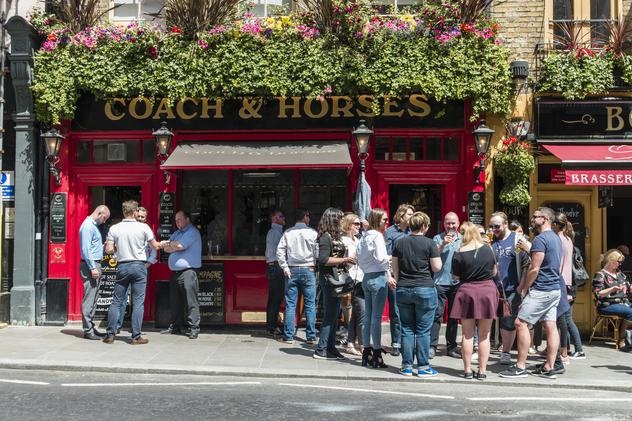 Los londinenses comen y beben en la calle siempre que pueden en verano © fokke baarssen / Shutterstock