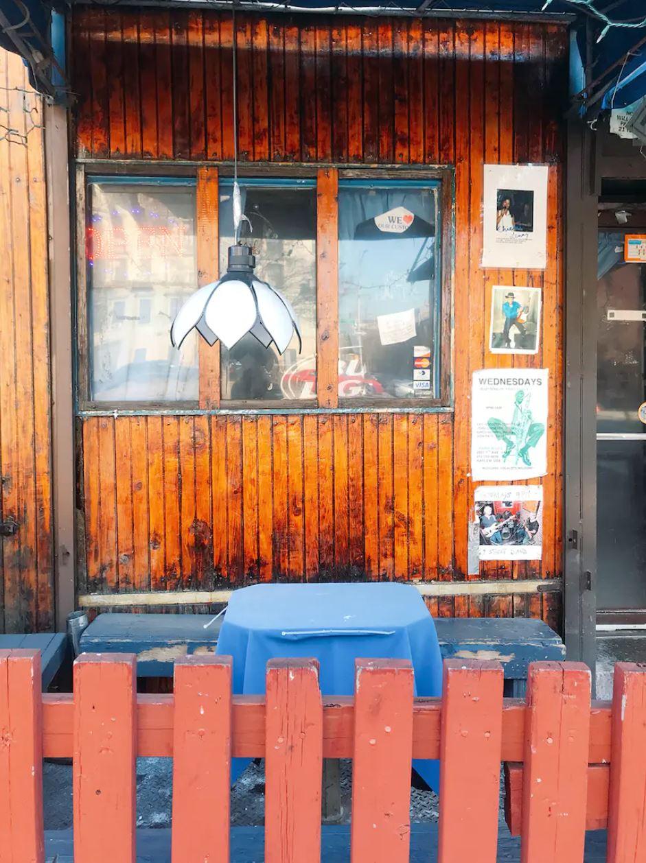 Sencillo pero asombroso, el patio del Paris Blues ejemplifica a la perfección el cálido encanto de esta sala © Mikki Brammer / Lonely Planet.